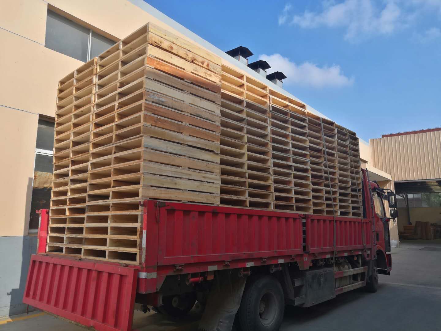 定制木托盤時(shí)，如何避免與生產(chǎn)廠家發(fā)生尺寸不匹配等問題？